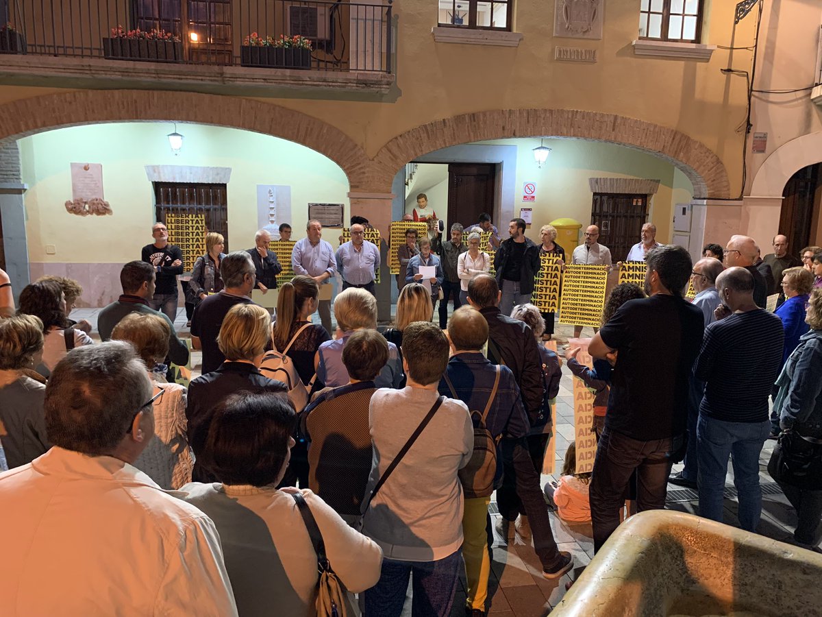 totsvilallonga's tweet photo. Els grups municipals d’Esquerra Republicana de Catalunya, Junts  per Vilallonga, i Tot(S), han convocat una concentració de protesta contra la Sentència del Tribunal Suprem. 
#vilallongadelcamp @totsvilallonga https://t.co/hevpyv6ydq