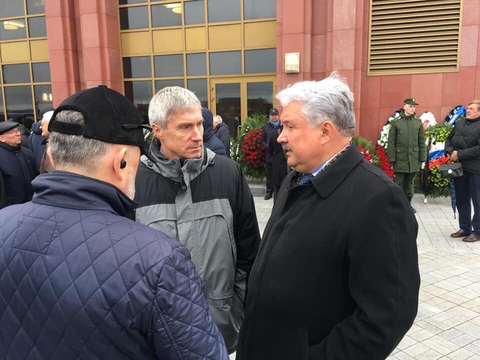 Светлая память советскому космонавту и великому гражданину человечества Алексею Архиповичу ЛЕОНОВУ! Последнему ныне живущему космонавту Первого отряда Б.В.Волынову я пожелал здоровья и долгих лет жизни за весь отряд.
Прошлое у нас великое. Время заняться настоящим во имя будущего