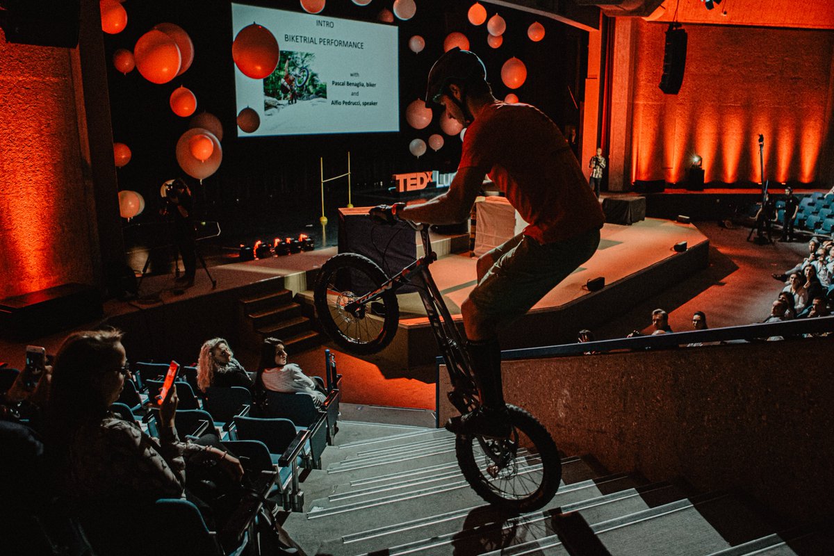 A sportsman who gets everywhere with his bicycle. Pascal Benaglia impressed our public by jumping over obstacles and talking about always challenging his own body.

#TEDxLugano2019 #Tailormade #performance #bike #obstacles #hardwork

©TEDxLugano / Helen Brauer