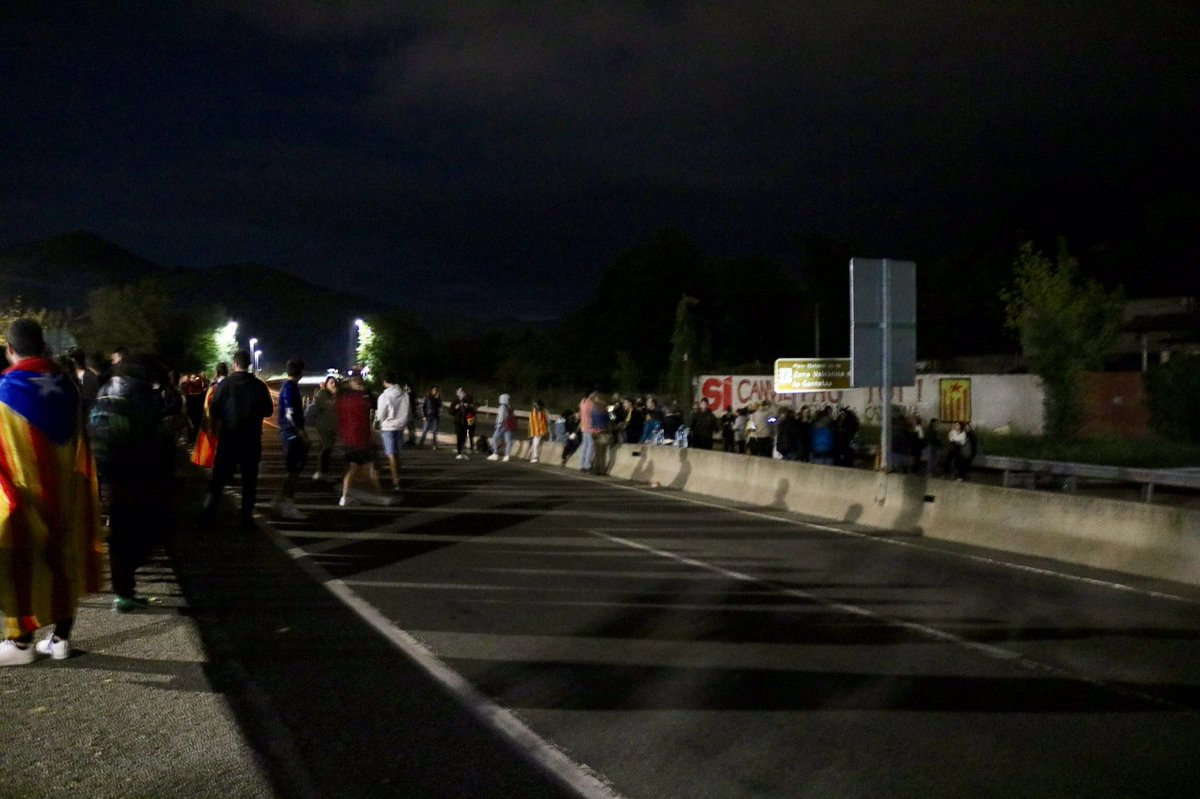 Radiolot's tweet photo. 📸 Segueix el tall a l’A-26 a #Olot. Una setantena de persones mantenen una acció de protesta que fa més de tres hores que dura 

#SentenciaRadiolot https://t.co/DMSZMzurWg