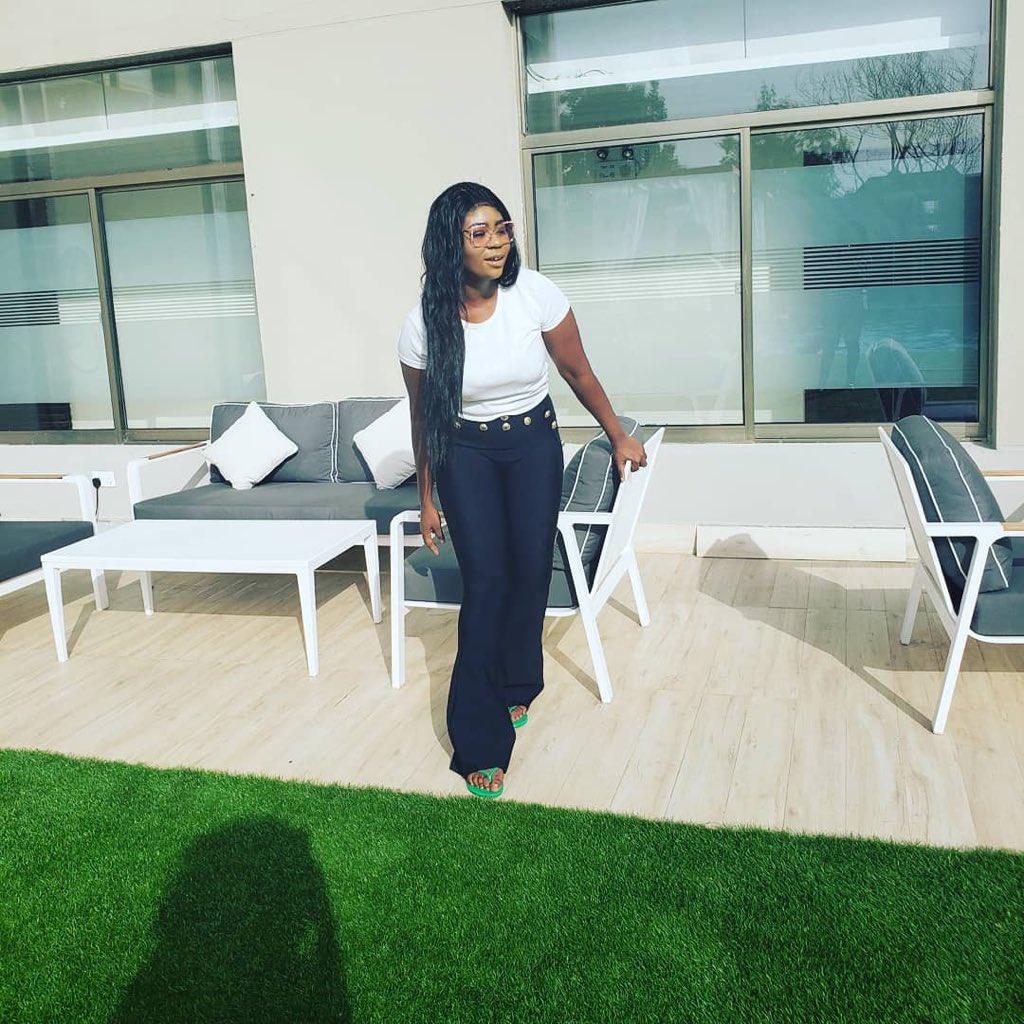 EcstaseaF's tweet photo. I’m new on this street, kindly show me around... I follow back instantly! RT! https://t.co/skb0KVv9wu