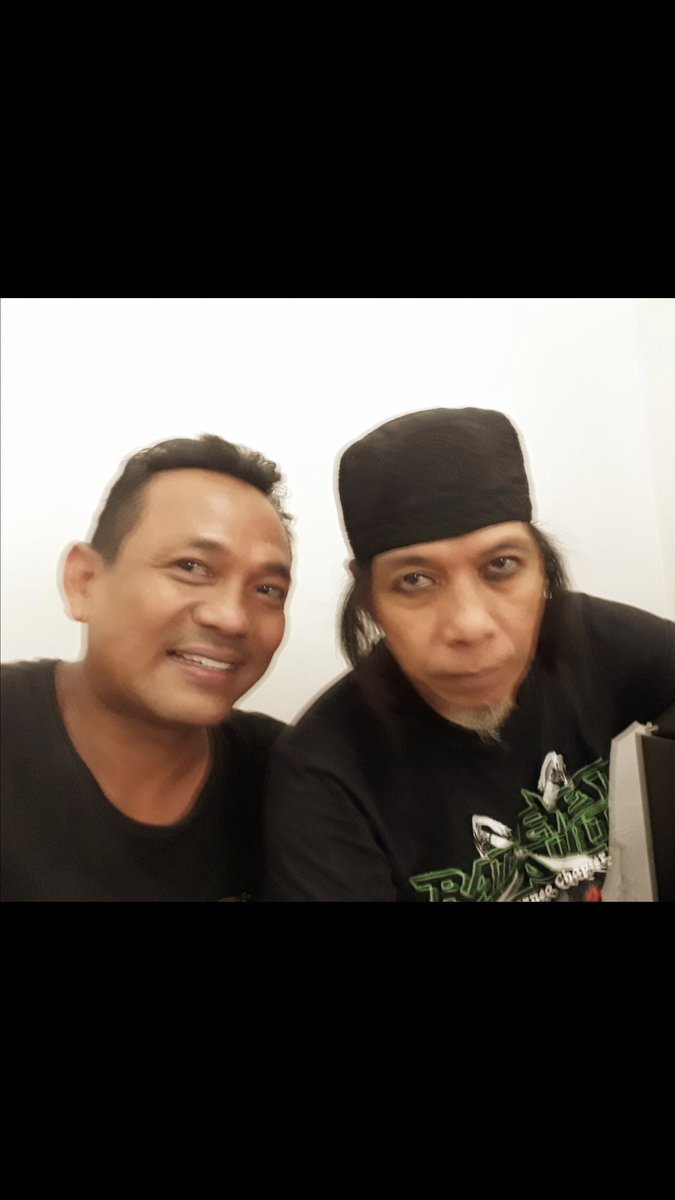 CakRasyid73's tweet photo. dapat foto bareng #IanAntono #EetSyahrani dan #AhmadAlbar legendaris #musikRockIndonesia adalah suatu yang asyik dan cerita yang indah. https://t.co/CHzSm6U8Iq