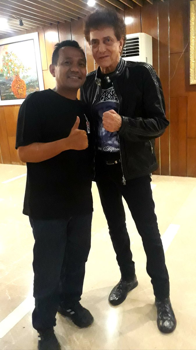 CakRasyid73's tweet photo. dapat foto bareng #IanAntono #EetSyahrani dan #AhmadAlbar legendaris #musikRockIndonesia adalah suatu yang asyik dan cerita yang indah. https://t.co/CHzSm6U8Iq