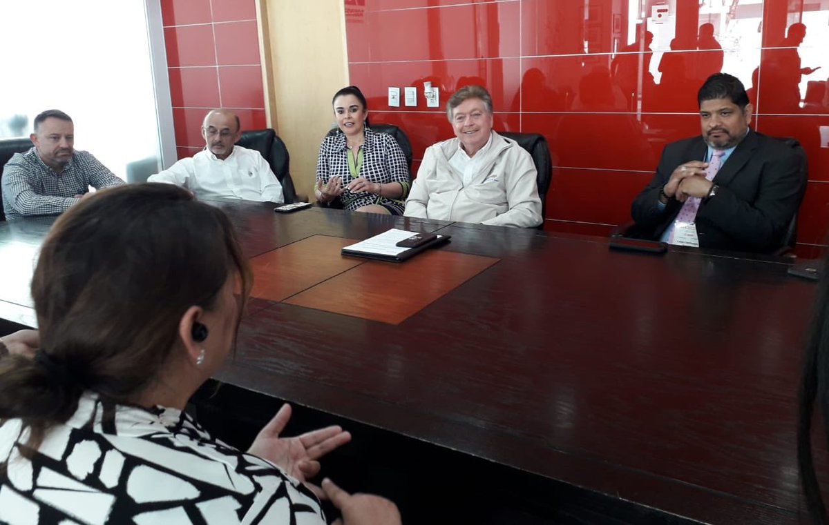Asistí en compañía de mi esposo “Kiko” a entregar el reconocimiento denominado “Gracias por Darnos la Mano con Compromiso, Empatía y Amor”. Para agradecer el apoyo de las diferentes Asociaciones, que generosamente brindan apoyo a pacientes del Hospital General.
