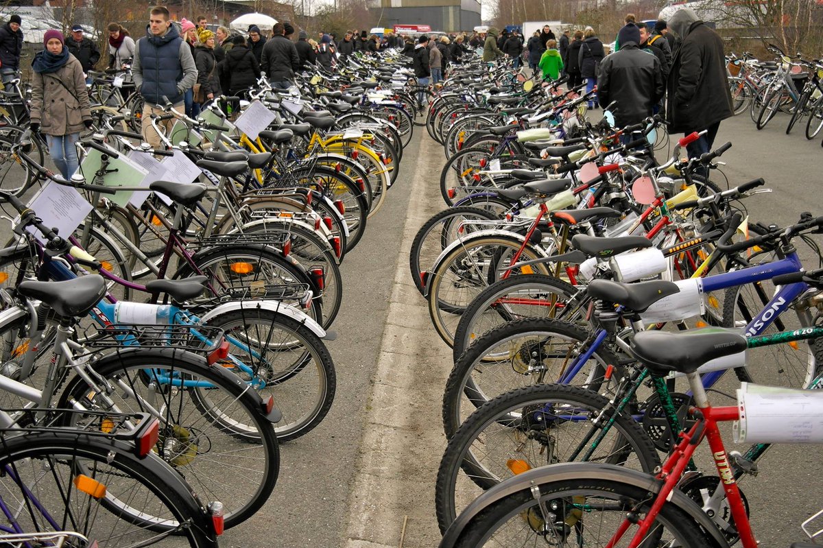 Moin nach #Hamburg! Treffen wir Euch am #Sonntag auf dem <a href="/spielbudenplatz/">Spielbudenplatz</a>? Wir veranstalten den letzten #Fahrrad #Markt in Hamburg diese Saison. Nutzt die Chance! Gebrauchte Topräder! facebook.com/events/3406329… <a href="/cm_hh/">Critical Mass Hamburg</a> <a href="/ADFC_Hamburg/">@ADFC_Hamburg@norden.social</a> <a href="/mein_hamburg/">Hamburg Ahoi</a> <a href="/raHHdentscheid/">Radentscheid Hamburg</a> #spielbudenplatz
