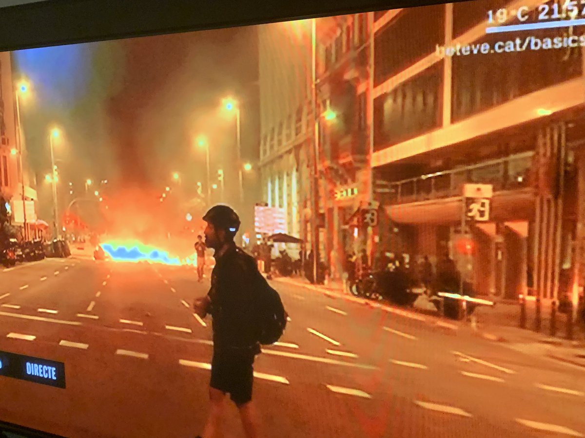 pacosierral's tweet photo. Arde el centro de Barcelona. 16 concejales podemos pedir otro pleno extraordinario.Esto si merece un pleno extraordinario y no cuestionar las leyes que los 41 concejales hemos jurado o prometido obedecer. Rectifique @AdaColau https://t.co/SVxJ20hdAz