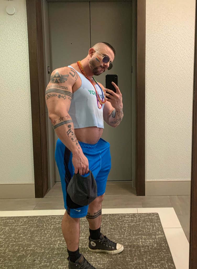 Andres_Vergel_'s tweet photo. @estevezmiguel83 total, el fincho en pleno Gay Pride... cuando me caia salsa de tomate en el estomago... la gente pasa a y me decia ... hey daddy 😈 hahahaha https://t.co/Up9X3eN5Mi