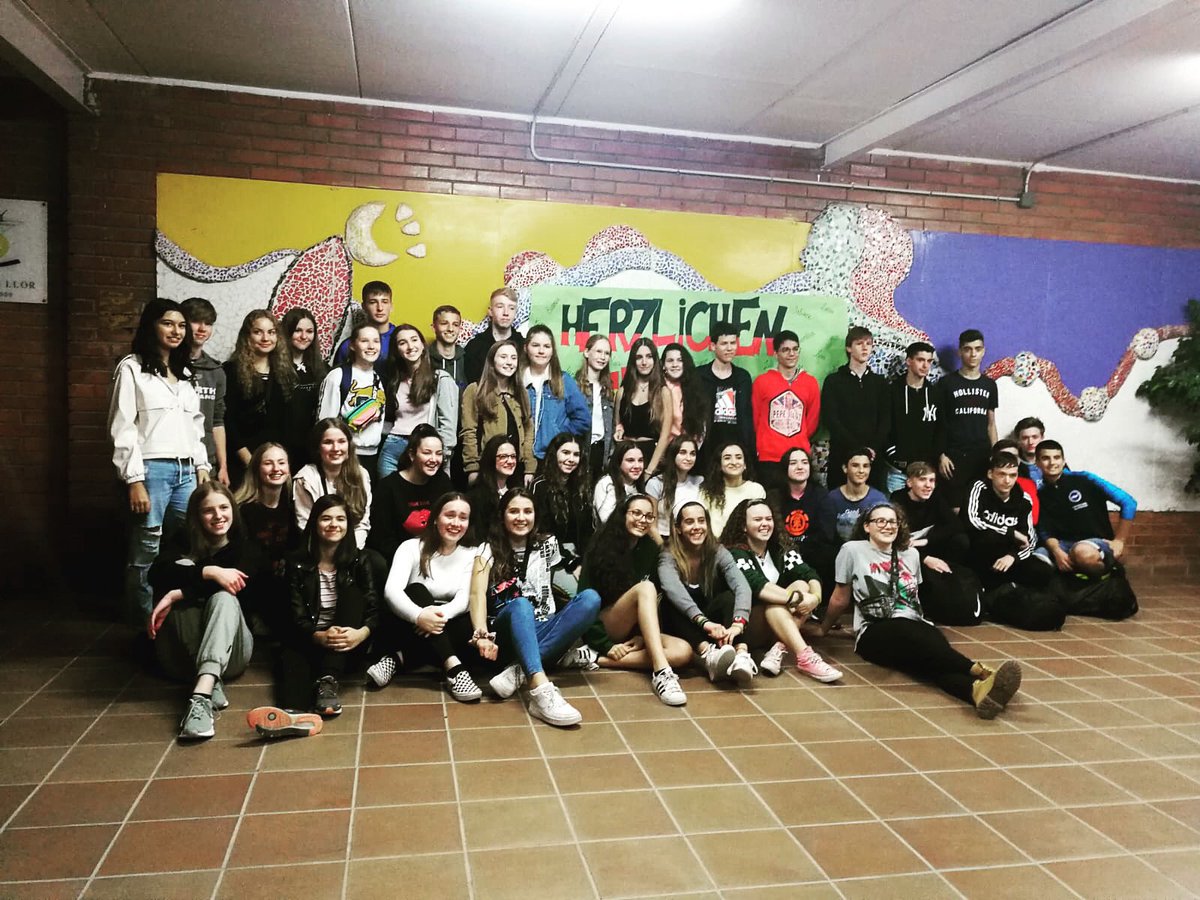 Llor_Fundacio's tweet photo. Herzlich willkommen! 👋🇩🇪
Els nois i noies alemanys ja han conegut el #Llor. Esperem que gaudiu d'uns meravellosos dies al nostre costat! Benvinguts amics i amigues!
#llorplurilingüe #germanfriends https://t.co/E6JX5CdEGA