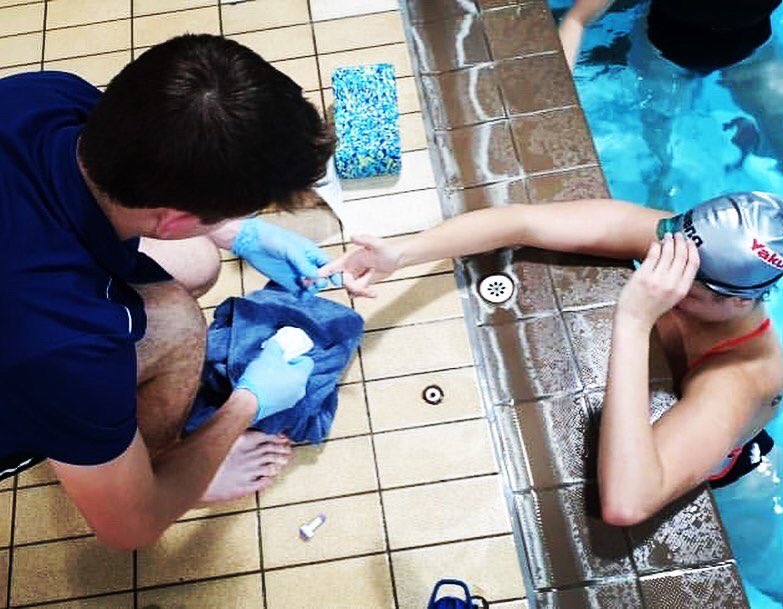 amywright_92's tweet photo. Lactate testing tonight with @HJRyan_Stewart for two of our Hampshire Institute of Sport athletes. One of our current @UoWSport third years @PennelsToby taking bloods, a great environment to apply skills in the field 🏊‍♀️ #swimming #lactate #physiology https://t.co/tUQXXgXIdL