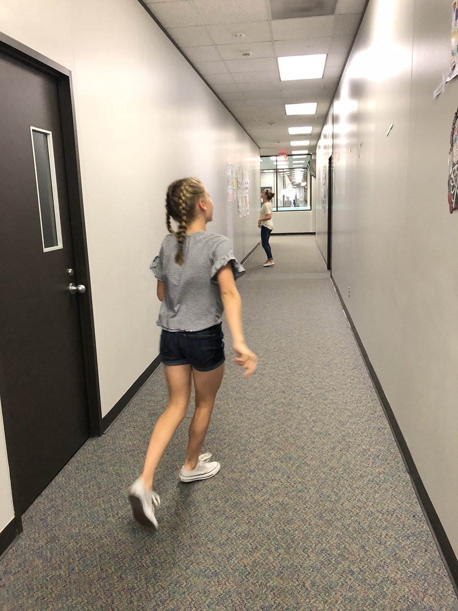 srakubeczka's tweet photo. Running dictation! Reading races en español. 😁👍🏻#StrackSpanish #Rise2Excellence @StrackKISD https://t.co/WME3Y0SVSm