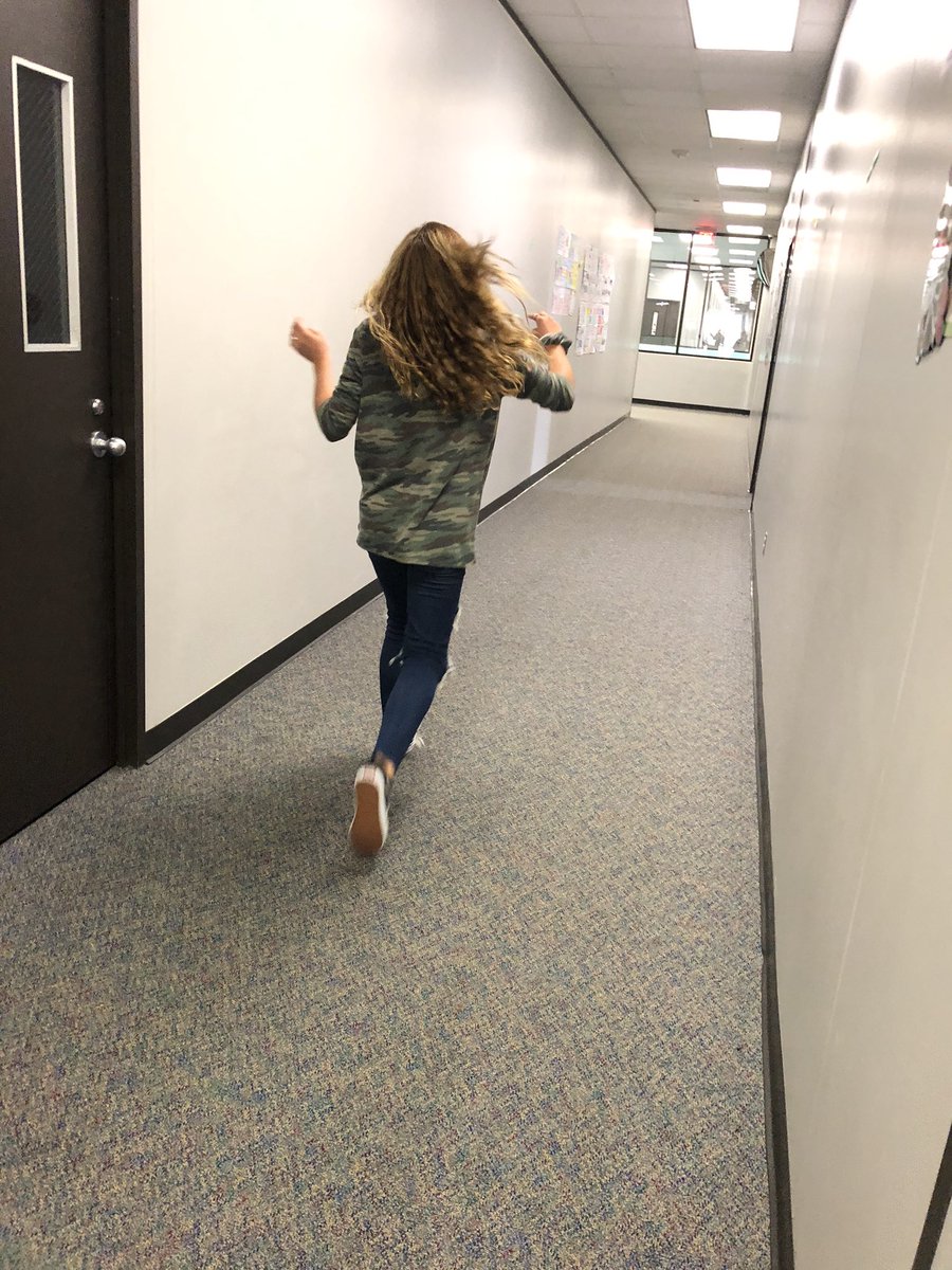 srakubeczka's tweet photo. Running dictation! Reading races en español. 😁👍🏻#StrackSpanish #Rise2Excellence @StrackKISD https://t.co/WME3Y0SVSm