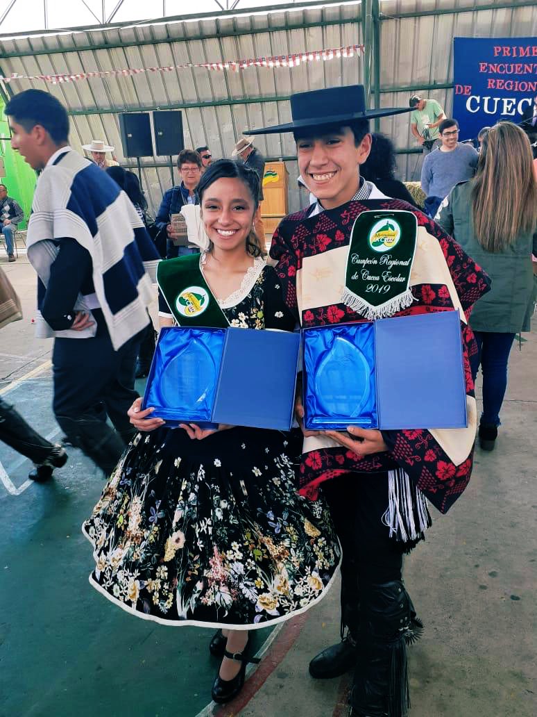 OlmueComunica's tweet photo. Felicitamos a nuestra pareja de cueca del Liceo de #Olmué compuesta por Tomás Quezada Reyes Y Constanza Guerrero Gaete por haber competido en el campeonato regional de cueca obteniendo el primer lugar 🥇 ahora van por el campeonato nacional mucha suerte chiquillos 🍀👏🏻👏🏻👏🏻 https://t.co/YcHkvKdG8I