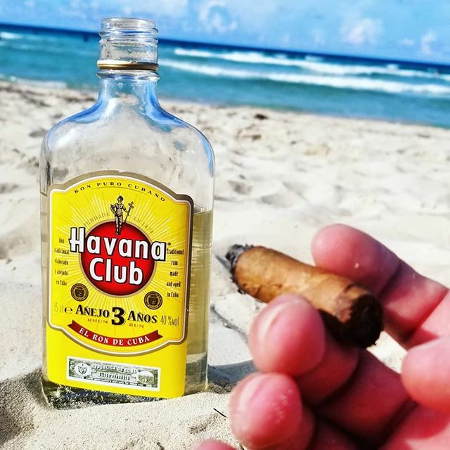 VIPinCUBA's tweet photo. Delicious Cuban life! Don't you agree? 😎🌴 La vida Cubana deliciosa! Que cres? ⠀
*Click link in bio to book the 5-star Airbnb Experience "My Crazy Cuban Life"! See the best of tourist areas and the back roads of Old Havana. ⠀
⠀ 📍Mar Azul, Cuba ⠀
⠀… https://t.co/uuEaLHidfU https://t.co/3hf5zAGNGs
