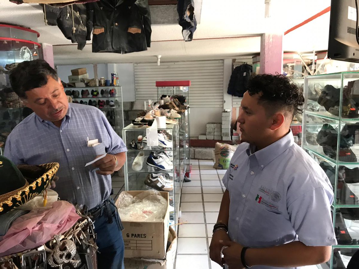 SegPopQueretaro's tweet photo. #SeguimosTrabajando visita a comerciantes en el mercado municipal de Amealco para invitarlos a afiliarse al Seguro Popular. https://t.co/JVCmrK7vby