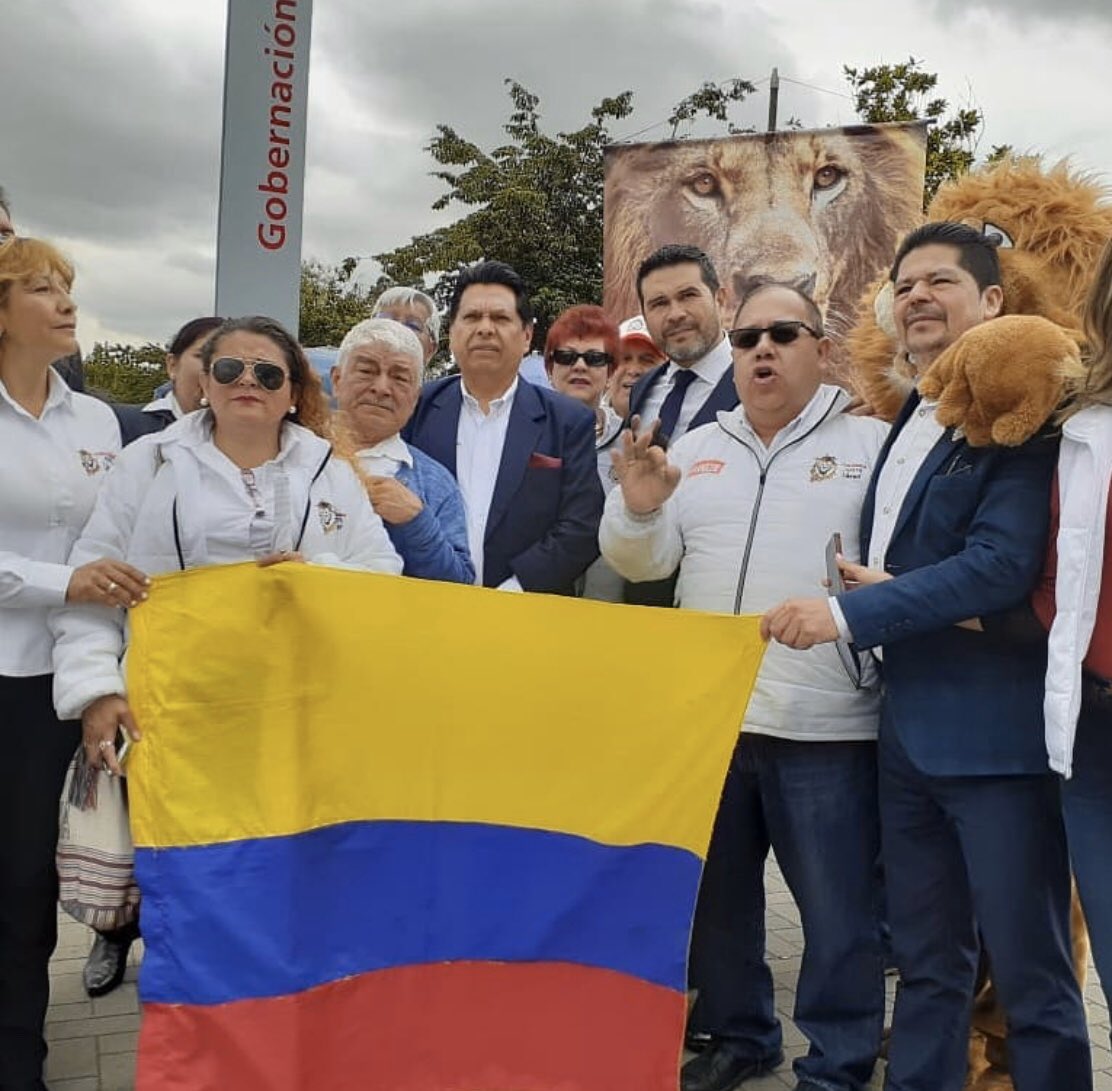 pedrocaycedo's tweet photo. Hoy manifestamos en UNIDAD como partido Colombia Justa Libres nuestra inconformidad. Reclamámos el derecho que tiene @hollmanibanez como nuevo Magistrado del @CNE_COLOMBIA #DefendamosNuestrosDerechos #HagamosloJuntos https://t.co/ukPldFk7zF