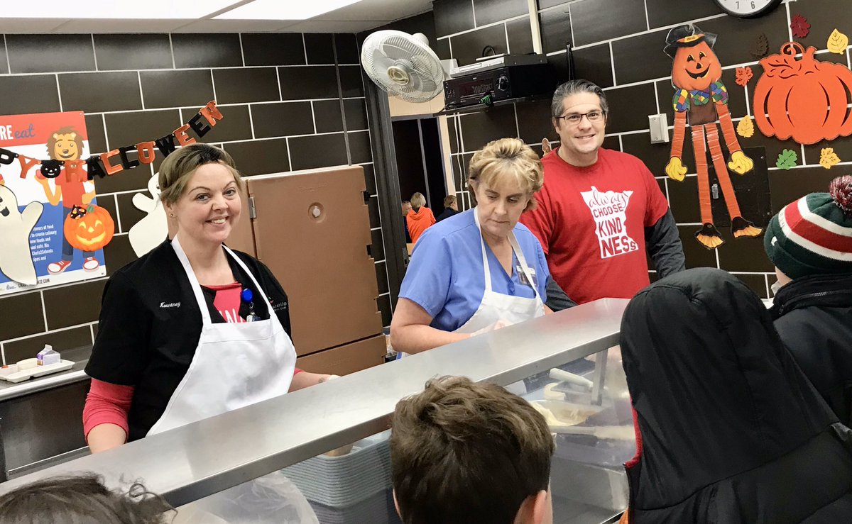 nicksofio's tweet image. Was an honor to serve lunch to our students today for their amazing job with our Walk a Thon Fundraiser. Special thanks to Kourtney and Jodie for being patient with all my questions and helping me out. #ALASconnectEd #LKCanDoKids.