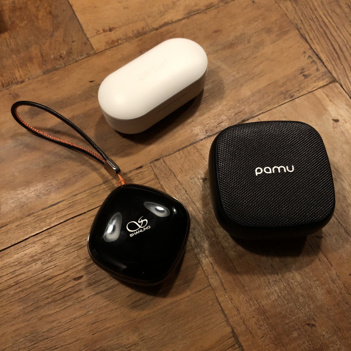 ScarbirAudio's tweet image. Dear @PadmateAudio, my just received #PamuSlide has a mayor crackle and distortion in the left earpiece. What can I do about it?