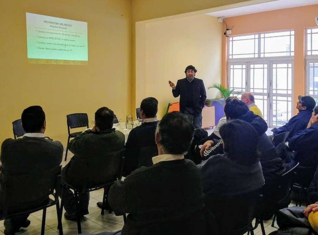lr_trabajo's tweet photo. ➡️ Hoy, brindamos una capacitación sobre #HigieneYSeguridad Laboral, en articulación con el Sindicato de Pasteleros. El mismo se realizó en la Asociación Bancaria de #Chilecito y estuvo a cargo de Ing Gonzalo Galán y Lic. Leonardo Nieto.
Agradecemos la participación del #SECALaR https://t.co/8Bj0UAl0Bc