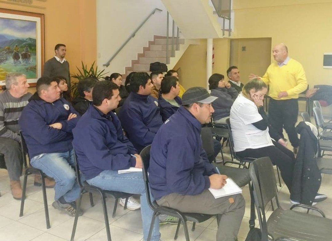 lr_trabajo's tweet photo. ➡️ Hoy, brindamos una capacitación sobre #HigieneYSeguridad Laboral, en articulación con el Sindicato de Pasteleros. El mismo se realizó en la Asociación Bancaria de #Chilecito y estuvo a cargo de Ing Gonzalo Galán y Lic. Leonardo Nieto.
Agradecemos la participación del #SECALaR https://t.co/8Bj0UAl0Bc