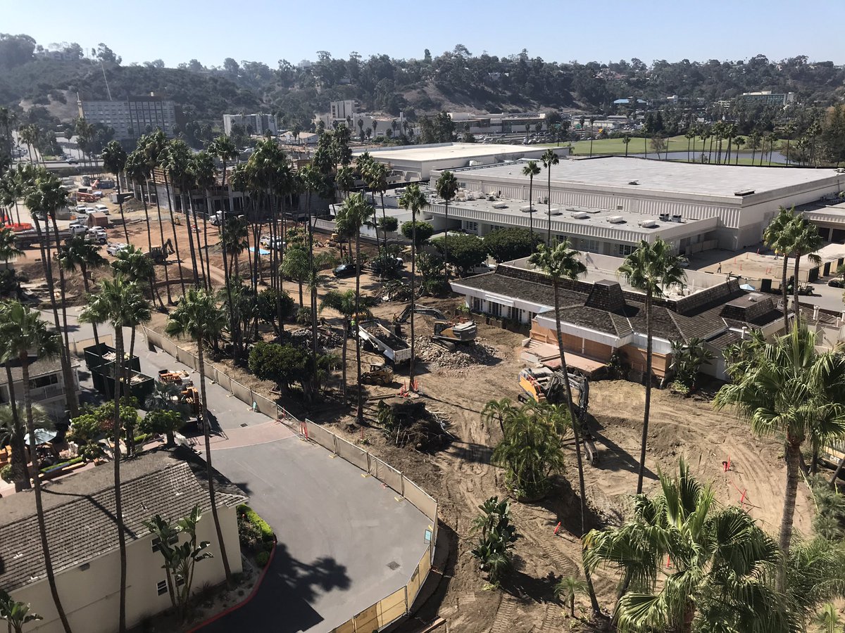 LisaLeannG's tweet image. Back at the Town and Country, the home of #PuppetConf 2016. They are finally remodeling. Can’t wait to see how it turns out for an event in October 2020.