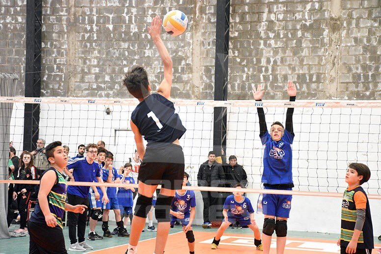 somosvoley_web's tweet photo. ¡No te pierdas el álbum actualizado de las finales de la #SuperFechaSub13 en Glorias!
Disfrútalas acá 👉 https://t.co/Lq1ipu42C8 https://t.co/KUkACn5Cga