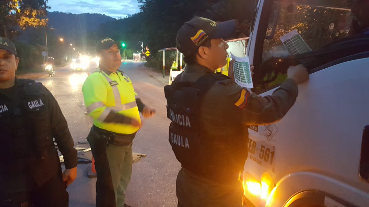 PoliciaStander's tweet photo. #YoNoPagoYoDenuncio ¡La denuncia es fundamental para actuar oportunamente! Línea 165 @GaulaPolicia #TodosContraElHurto #TodosContraElHomicidio https://t.co/BJQYhS6lRy