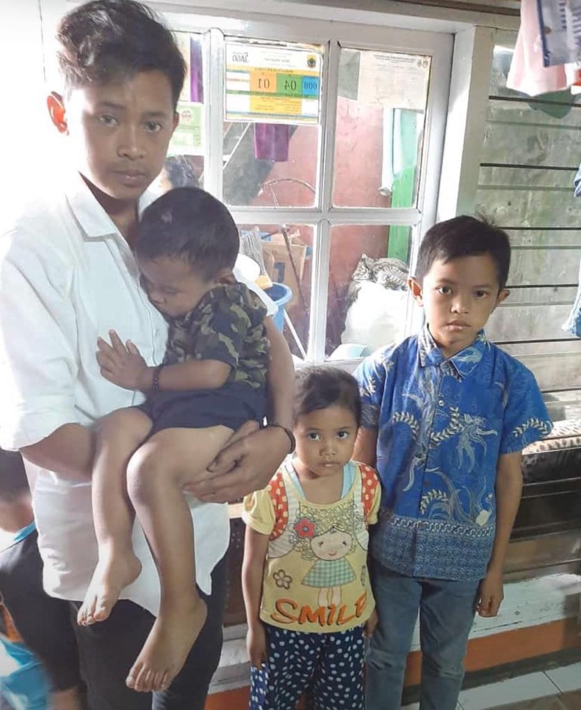 IbrahimAzzaini's tweet photo. PLEASE BANTU RETWEET

AYAH DAN IBU MENINGGAL DI GIGIT ULAR
InsyaaAllah dalam waktu dekat ini, relawan SYP akan survei ke lokasi. Utk menanyakan apa yg perlu kita bantu.
Bismillah, yuk bantu mudahkan urusan adik yatim ini.
Sekarang kita yg menjadi orang tua mereka https://t.co/iUuLl1tOdW