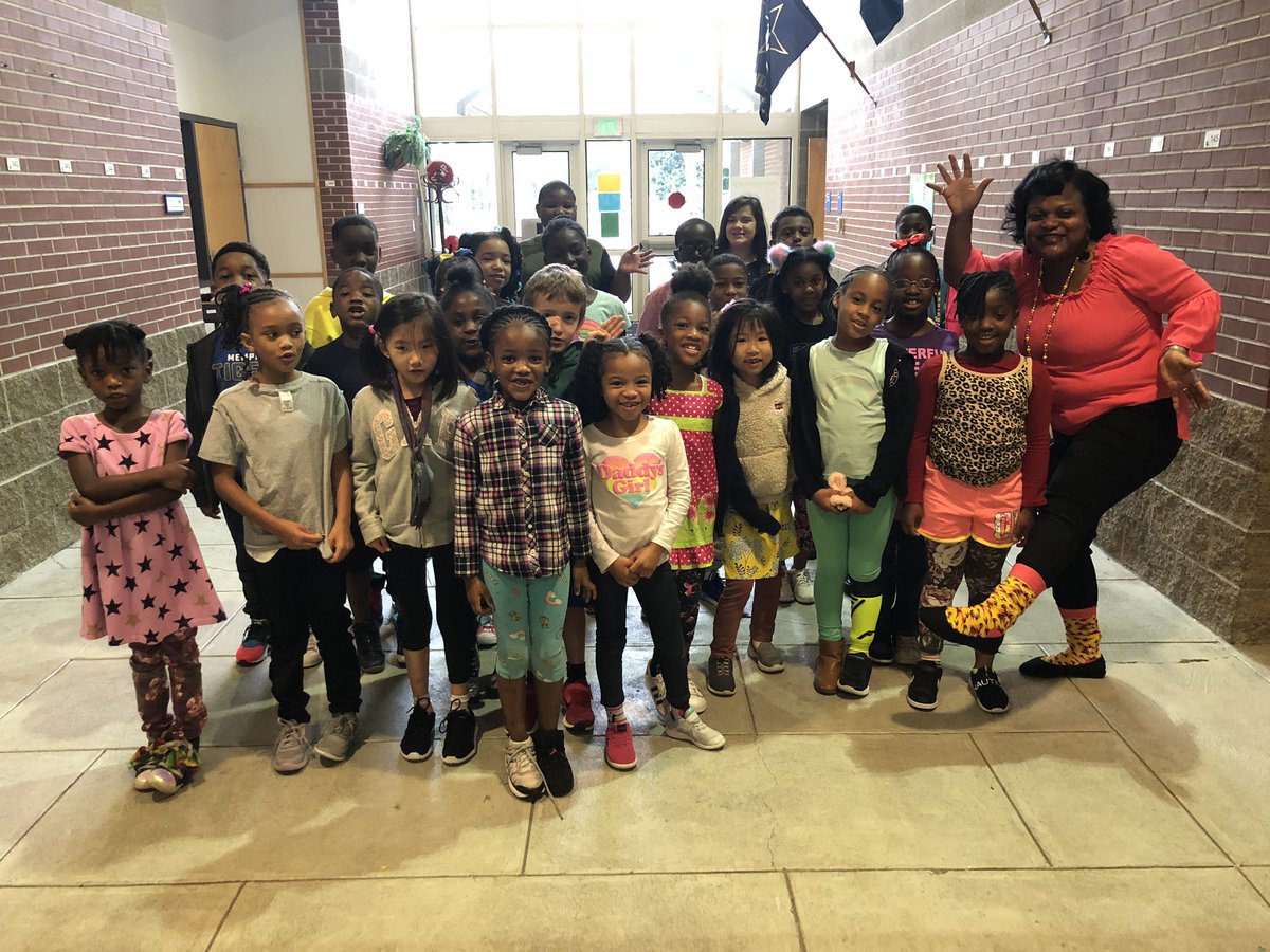 DocKelly1908's tweet photo. FALL BREAK LEARNING ACADEMY! Tacky Tuesday at @WSE_spartans site; After Reading, Math, and lots of Writing, our scholars loved stepping out on the “tacky” side today as we continue to learn during Fall Break #nogapsinlearning @SCSK12Unified @SCSSuptRay https://t.co/Pxx5FBvQya