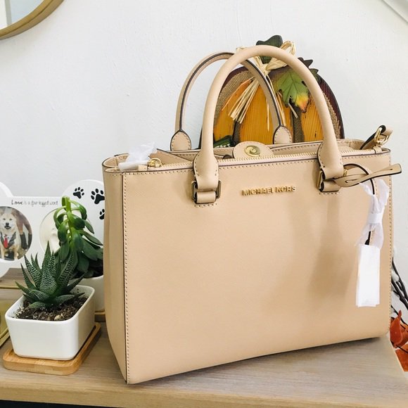 So good I had to share! Check out all the items I'm loving on <a href="/Poshmarkapp/">Poshmark</a> #poshmark #fashion #style #shopmycloset #lulus #selfieleslie #michaelkors: posh.mk/BBxp6xk5L0