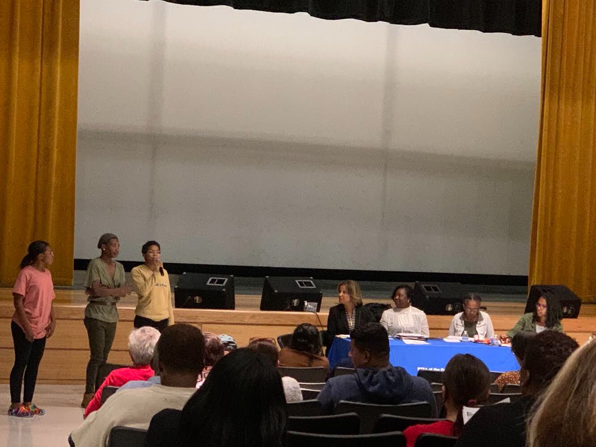 OHHSPEERLEADERS's tweet photo. Even during spirit week, OHHS PeerForward spreads the word about FASFA at PTSA meeting today🧡🖤. #PeerForward #WayToBeAForwardThinker @PeerForward  @OHHSClippers https://t.co/IhZo6NcesA