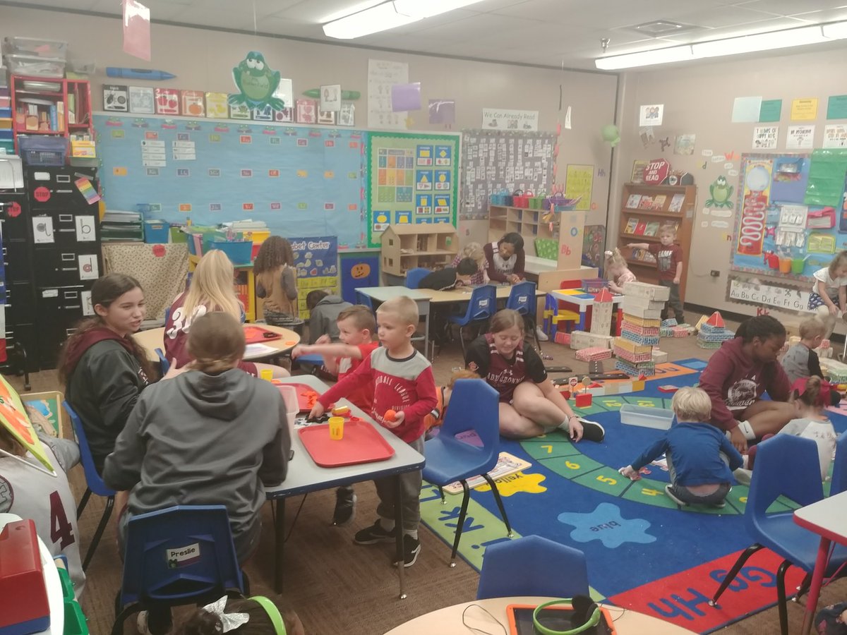 LIronmen's tweet photo. Hanging out with Pre K today! Love that these girls have such big hearts, on and off the court. #NewNowata #berelentless #doontoothers #ironsharpensiron https://t.co/6MA2ysxYp0