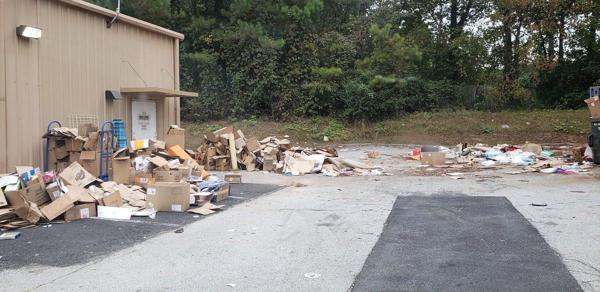 csdavis1970's tweet image. Clean up your Rockbridge rd and HWY 124 stores parking  lot #familydollar