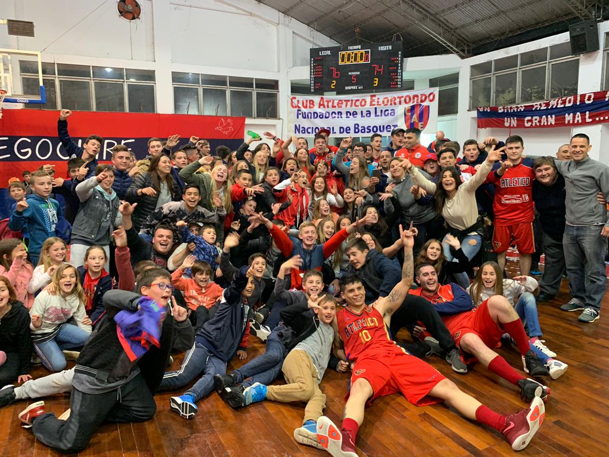 ClubAElortondo's tweet photo. COMO MANDA LA HISTORIA

Atlético se quedó con el Clásico por 76-74 en tiempo suplementario, con un final para el infarto

#DaleRo 🔴🔵 https://t.co/F6KUmmeEzV