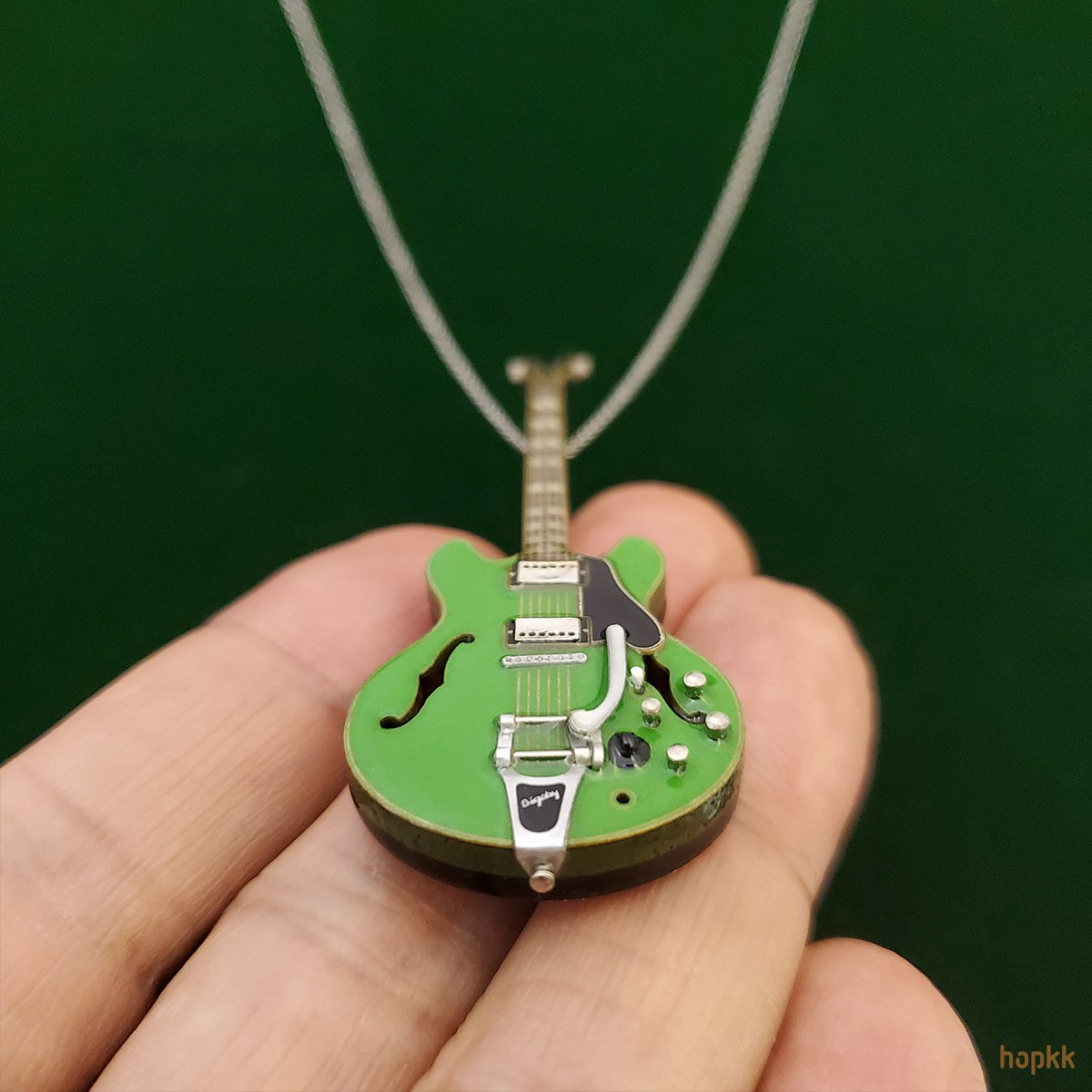 giftboox's tweet photo. Miniature guitar pendant handmade by hopkk
➤ https://t.co/pZ8rCJ7fX3

#hopkk #art #craft #miniature #music #guitar #movie  #rockguitar #electricguitar #guitarlovers #bradleycooper #mensstyle #musician  #musiclover #men #decor https://t.co/ytvFfoAp8a
