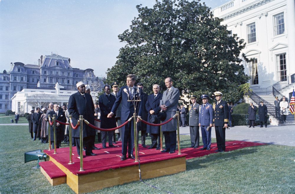 MOISOMALIA's tweet photo. On November 27, 1962.
#US President John F. Kennedy attends arrival Ceremonies for Prime Minister and Minister of Foreign Affairs of the #Somali Republic, Dr. Abdirashid Ali Shermarke and Abdullahi Issa Mohamud at @WhiteHouse, #WashingtonDC #Aday2Remember https://t.co/UVZLsI14a6
