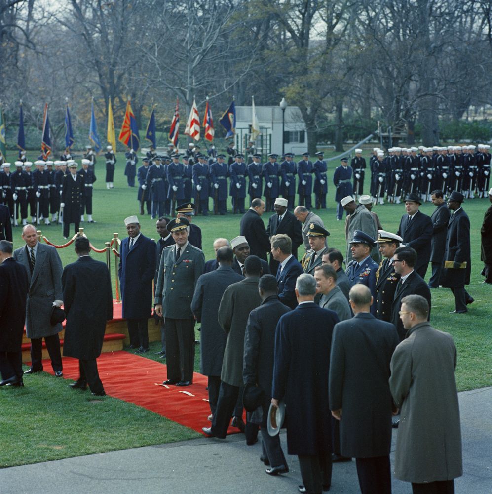 MOISOMALIA's tweet photo. On November 27, 1962.
#US President John F. Kennedy attends arrival Ceremonies for Prime Minister and Minister of Foreign Affairs of the #Somali Republic, Dr. Abdirashid Ali Shermarke and Abdullahi Issa Mohamud at @WhiteHouse, #WashingtonDC #Aday2Remember https://t.co/UVZLsI14a6