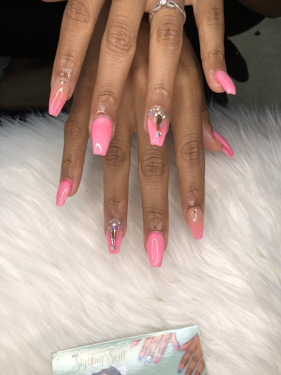 ShakiraGriffi19's tweet photo. GLOW IN THE DARK PINK SET #acrylicnails #coffinnails  #goldflakes #chevronnails #shortacrylicnails #crystals #swavorski #swavorskicrystals  #brooklyn #nyc #blacknailtech #support #viral #supportblackbusiness #supportblackownedbusinesses https://t.co/ulB9WntmdO