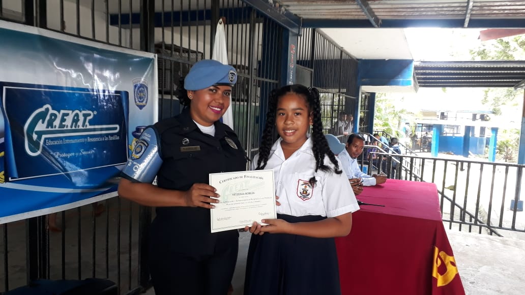 policiadepanama's tweet photo. ¡Felicidades!
Más de 100 niños y niñas del centro educativo Samaria Sinaí, se gradúan en el programa de Entrenamiento y Resistencia a las Pandillas #GREAR, llevado a cabo por nuestras unidades de la #UPC en la #ZPSanMiguelito. https://t.co/hhyLBSHFv0
