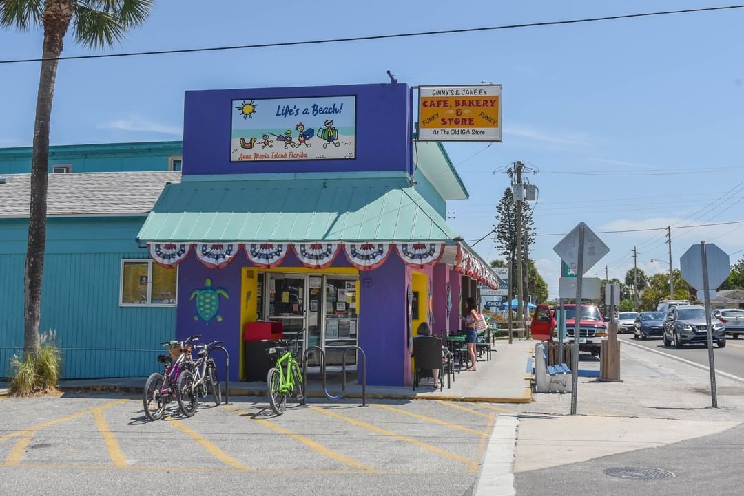 We ❤️ Ginny's & Jane E's! ⠀
⠀
#loveami #lovefl #roamflorida #visitflorida #sunshinestate #littleshop #ginnysandjanees #annamariaisland