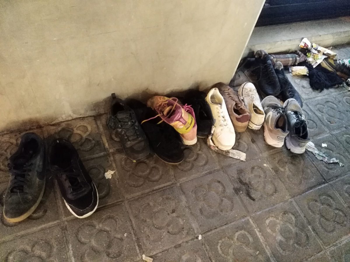 Soniapauc's tweet photo. A la cantonada Mallorca - Passeig de Gràcia hi ha encara ara totes aquestes #sabates que ha perdut gent a primera càrrega. Les hem recollides a la vorera.
#Sentència #SentènciaProcés
#TsunamiDemocràtic
@tsunami_dem https://t.co/lTjCL0dVKL