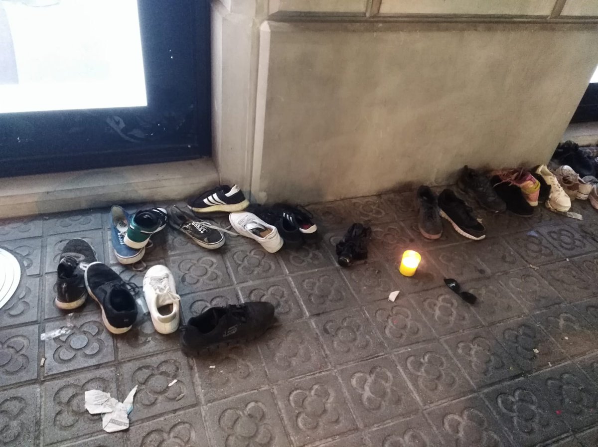 Soniapauc's tweet photo. A la cantonada Mallorca - Passeig de Gràcia hi ha encara ara totes aquestes #sabates que ha perdut gent a primera càrrega. Les hem recollides a la vorera.
#Sentència #SentènciaProcés
#TsunamiDemocràtic
@tsunami_dem https://t.co/lTjCL0dVKL