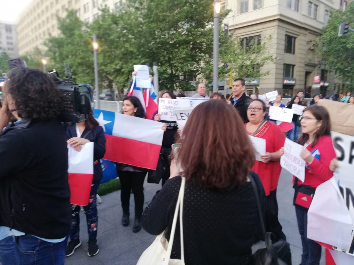 corpjmcin's tweet photo. En estos momentos apoderados del  #InstitutoNacional en conjunto con el INBA -Aplicación -Lastarria- Barros Borgoño - CarmelaCarvajal piden #LeyAntiencapuchados para que de una vez no queden impunes los violentistas @sebastianpinera @gblumel @Senado_Chile @CamaraDiputados https://t.co/VkzlzIb3FU