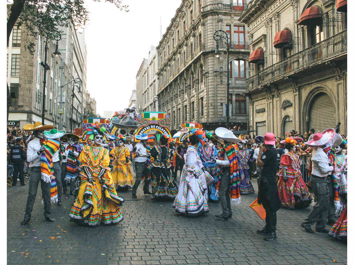 DONDEIRweb's tweet photo. Este año serán 4 los Mega Desfiles de Día de Muertos que podrás disfrutar en CDMX y solo nosotros te traemos todos los detalles. ¡No te los pierdas! 💀💐 https://t.co/pyk72NvMTo https://t.co/KoITnDutFG
