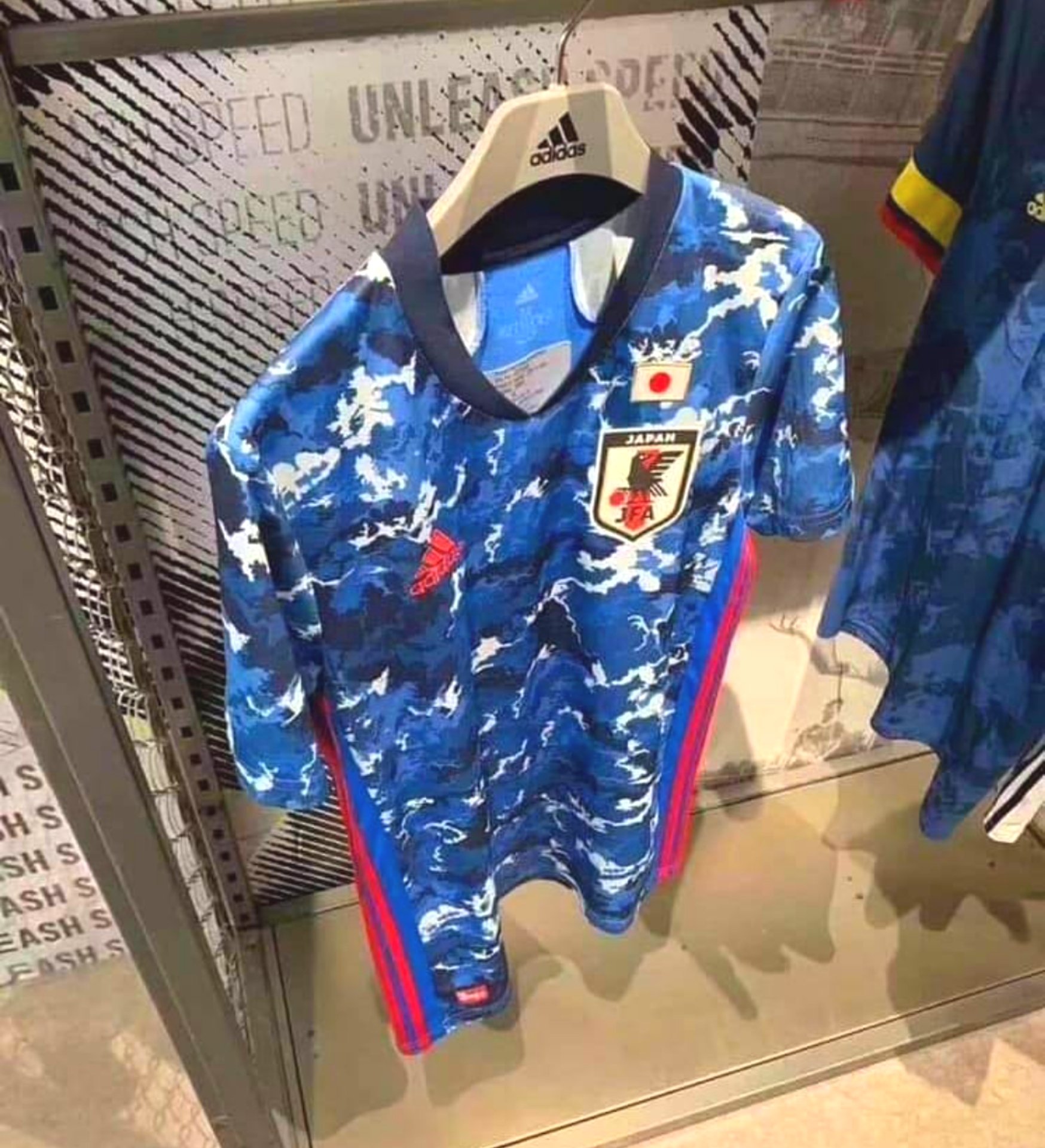 Ryogo Keyaki 2年毎に訪れる サッカー日本代表の 新ユニフォーム発表が もうすぐ 毎回 11月頃 その新ユニと思われるものの写真が 先日 ついに リークされたんだが 誰か Adidasを止めてやれ 笑 今回も なかなか ヤバい 笑 フットボール サッカー