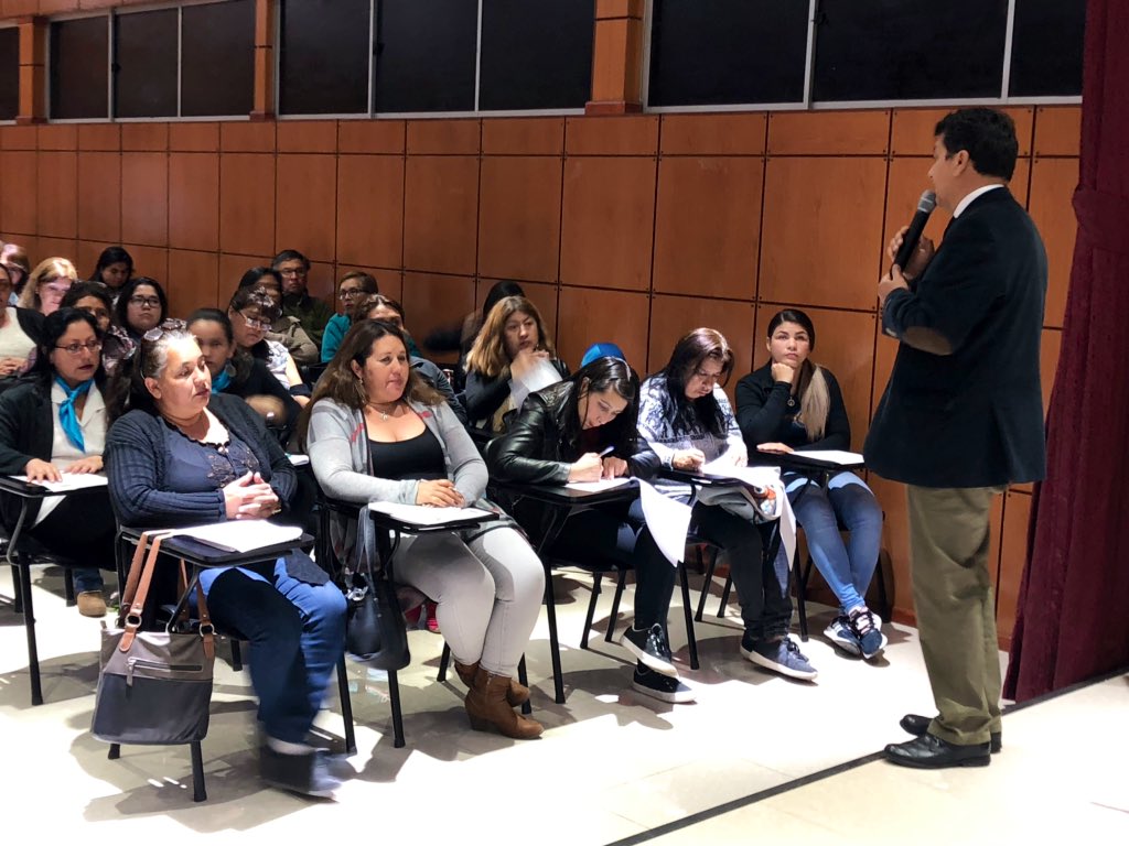 natanolivos's tweet photo. #ChileEnMarcha 🇨🇱| Gran participación de los #ApoderadosEmpoderados de #AltoHospicio quienes asisten al taller ���Herramientas para padres en un mundo digital”📡 impartido por @Mineduc en alianza @VTRChile. ¡Más de 110 personas llegaron hasta el colegio Santo Domingo Savio! 💪🏻 https://t.co/SDfwck1p5F