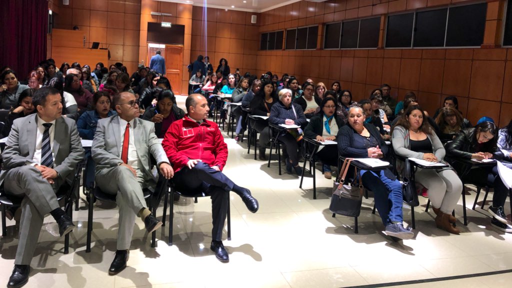 natanolivos's tweet photo. #ChileEnMarcha 🇨🇱| Gran participación de los #ApoderadosEmpoderados de #AltoHospicio quienes asisten al taller ���Herramientas para padres en un mundo digital”📡 impartido por @Mineduc en alianza @VTRChile. ¡Más de 110 personas llegaron hasta el colegio Santo Domingo Savio! 💪🏻 https://t.co/SDfwck1p5F