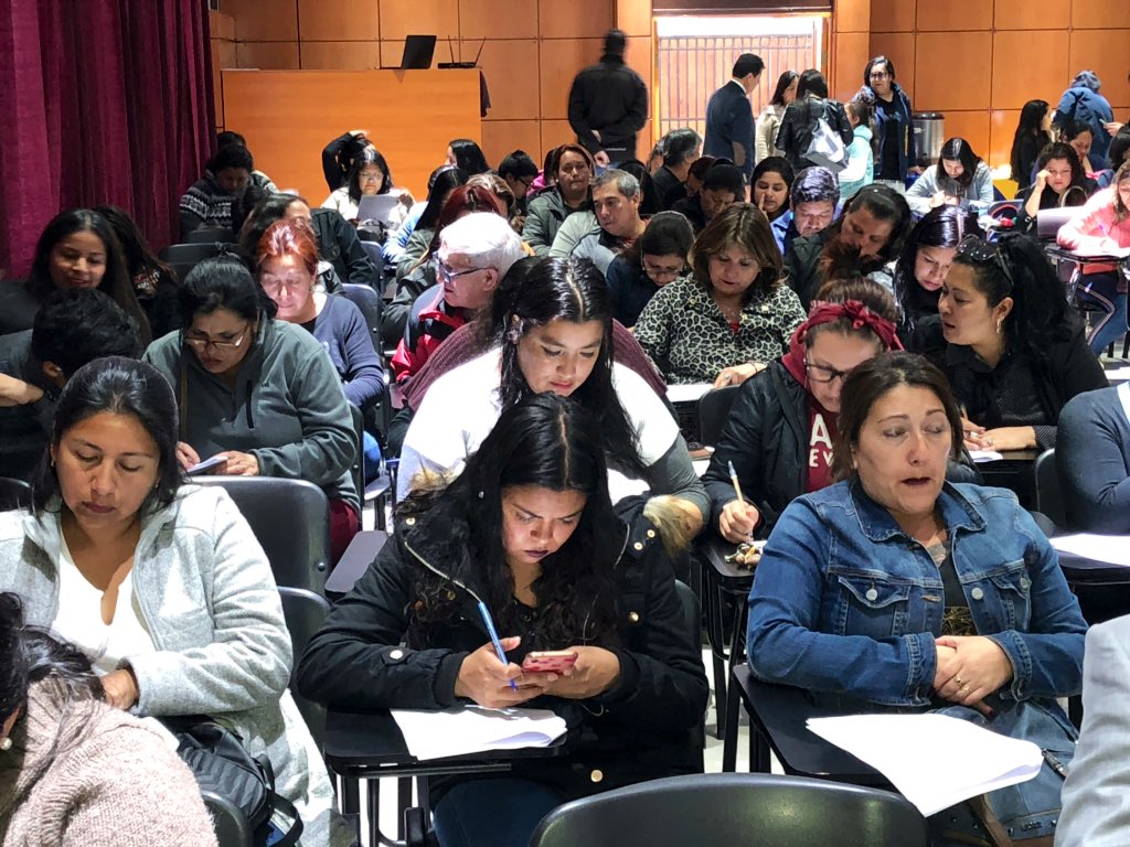 natanolivos's tweet photo. #ChileEnMarcha 🇨🇱| Gran participación de los #ApoderadosEmpoderados de #AltoHospicio quienes asisten al taller ���Herramientas para padres en un mundo digital”📡 impartido por @Mineduc en alianza @VTRChile. ¡Más de 110 personas llegaron hasta el colegio Santo Domingo Savio! 💪🏻 https://t.co/SDfwck1p5F