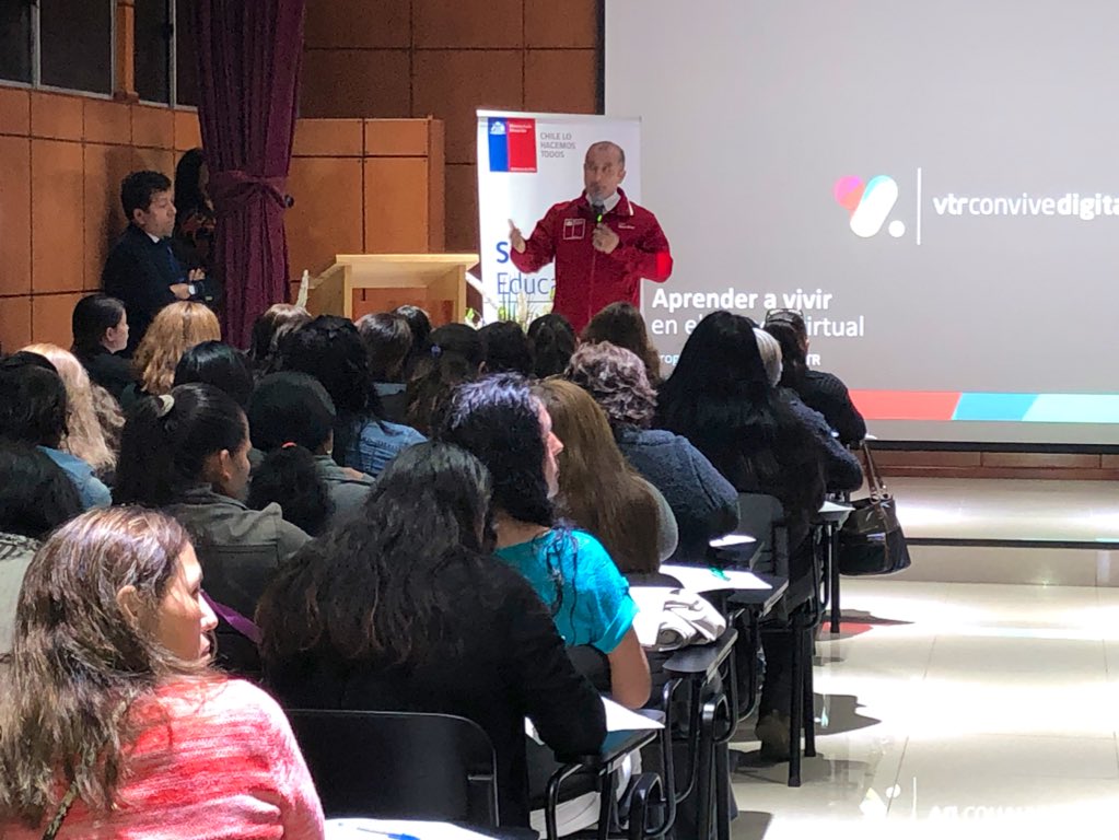 natanolivos's tweet photo. #ChileEnMarcha 🇨🇱| Gran participación de los #ApoderadosEmpoderados de #AltoHospicio quienes asisten al taller ���Herramientas para padres en un mundo digital”📡 impartido por @Mineduc en alianza @VTRChile. ¡Más de 110 personas llegaron hasta el colegio Santo Domingo Savio! 💪🏻 https://t.co/SDfwck1p5F