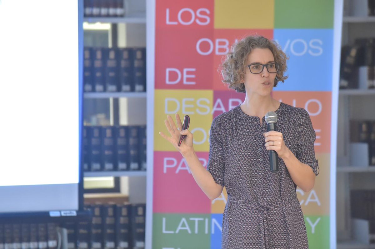 CesedUniandes's tweet photo. ¿Cuáles son las dinámicas locales de los mercados de droga? Los panelistas discutieron acerca de las transformaciones de las estructuras criminales y cuales sociales en torno a las economías ilícitas. Estas son algunas de las conclusiones más importantes. #REDESDAL @UNAM_MX https://t.co/sOIq4bkG6n