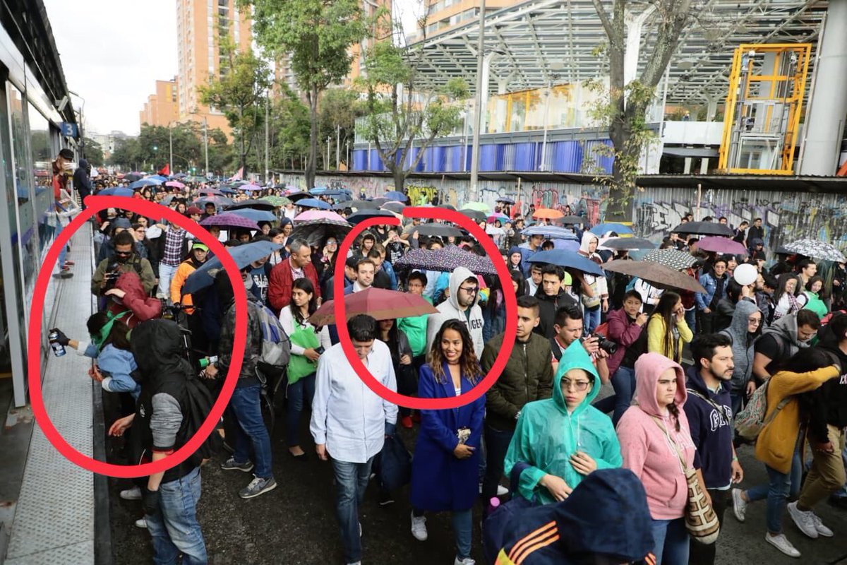 CaroTrinidadC's tweet photo. Hoy en Mesa Blu el turno es para @ClaudiaLopez y voy a preguntar por esta foto #VanessaPregúnteleAClaudia https://t.co/lrS6WflWtr